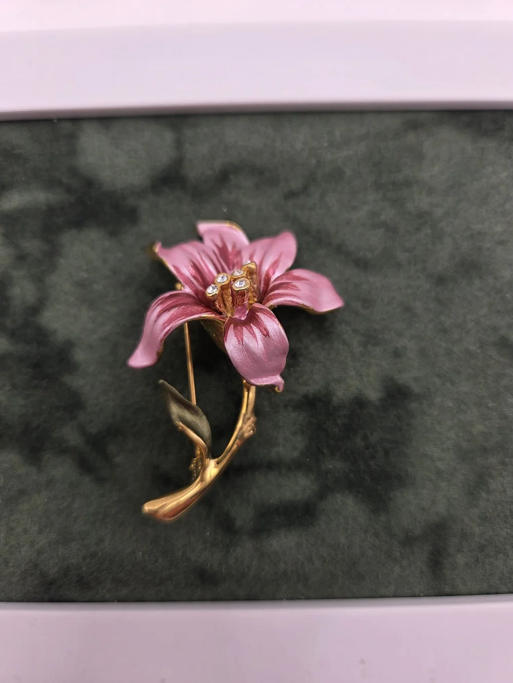 1525. Vintage Enamel Lilly Brooch / Pin